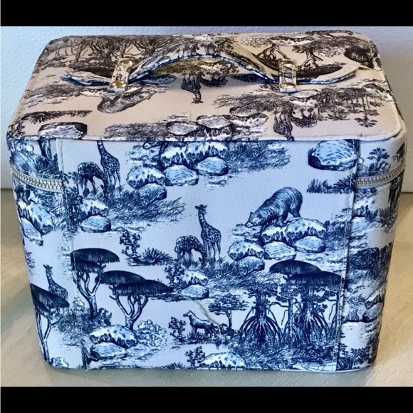 DIOR-“AROUND THE WORLD” VANITY CASE/HAND TOWELS/CAPTURE TOTALE HYALUSHOT & CREAM - Picture 4 of 16